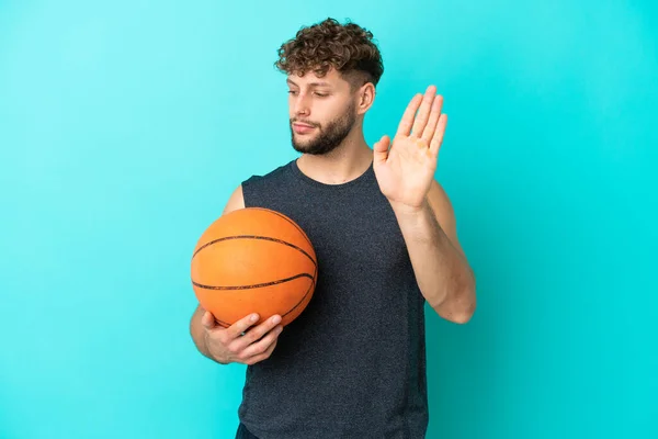 Pemuda Tampan Yang Bermain Basket Terisolasi Latar Belakang Biru Membuat — Stok Foto