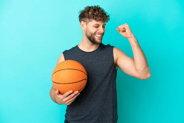 Pemuda Tampan Bermain Basket Terisolasi Latar Belakang Biru Merayakan Kemenangan — Stok Foto