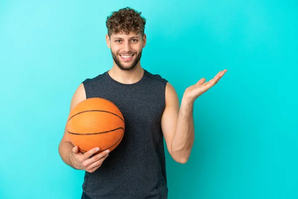 Pemuda Tampan Bermain Basket Terisolasi Latar Belakang Biru Mengulurkan Tangan — Stok Foto