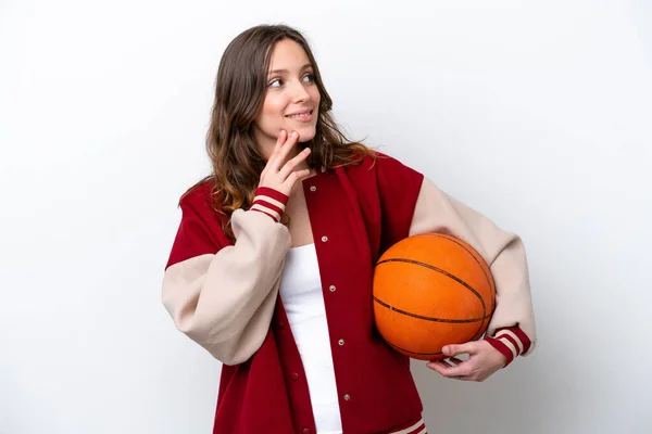 Beyaz Arka Planda Basketbol Oynayan Beyaz Bir Kadın Gülümserken Yukarı — Stok fotoğraf