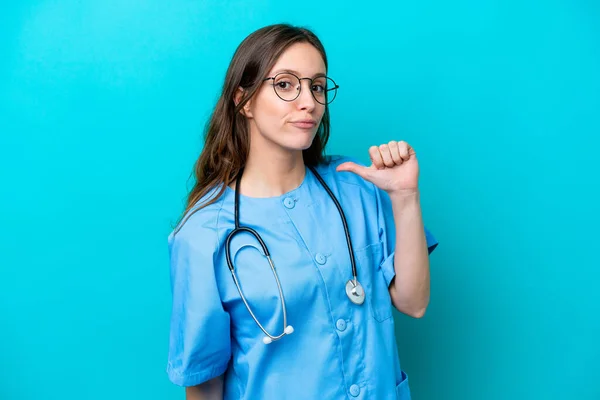 Junge Chirurgin Ärztin Isoliert Auf Blauem Hintergrund Stolz Und Selbstzufrieden — Stockfoto