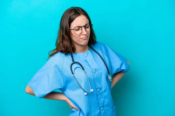 Jonge Chirurg Arts Vrouw Geïsoleerd Blauwe Achtergrond Die Lijdt Aan — Stockfoto