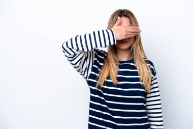 Genç Uruguaylı kadın, beyaz arka planda, gözleri elleriyle kaplayan izole edilmiş. Bir şey görmek istemiyorum.