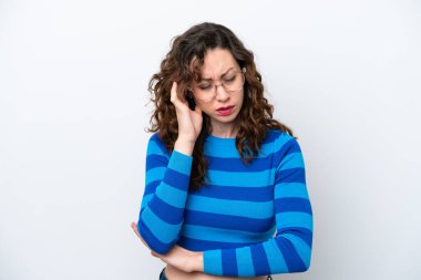 Beyaz arka planda başağrısı olan beyaz tenli genç bir kadın.