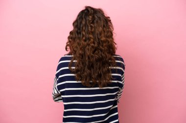 Pembe arka planda izole edilmiş beyaz bir kadın.