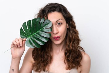 Beyaz arka planda, elinde palmiye yaprağı olan beyaz bir kadın. Portreyi kapat