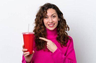 Beyaz arka planda izole edilmiş gazoz içen beyaz bir kadın.