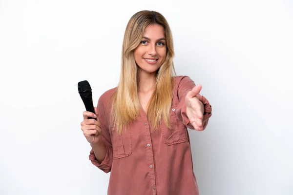 Singer Uruguayská Žena Zvedá Mikrofon Izolované Bílém Pozadí Třesoucí Ruce — Stock fotografie