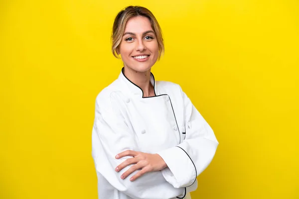 Chef Uruguayo Mujer Aislada Sobre Fondo Amarillo Con Los Brazos —  Fotos de Stock