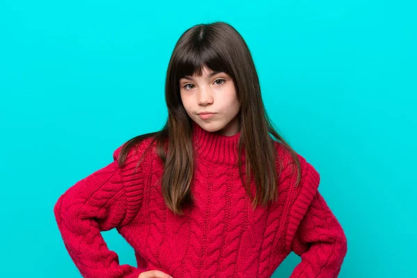Kleine Kaukasische Mädchen Isoliert Auf Blauem Hintergrund Wütend — Stockfoto