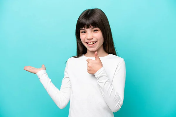 배경에 고립된 코카서스 소녀가 광고를 삽입하고 엄지손가락을 올리기 손바닥에 — 스톡 사진
