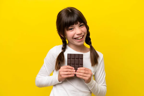 Malá Kavkazská Dívka Izolované Žlutém Pozadí Čokoládovou Tabletu Šťastný — Stock fotografie