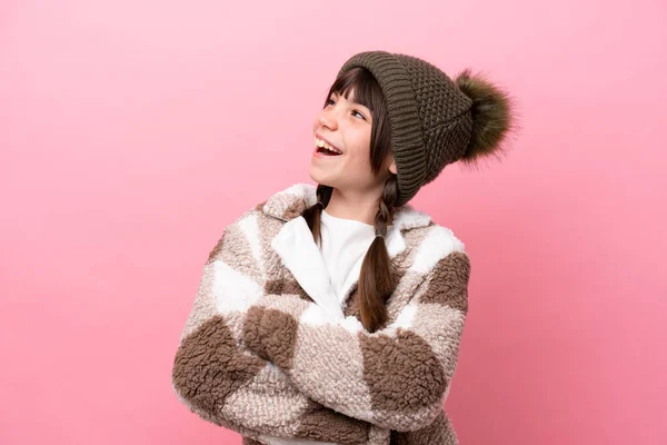 Menina Caucasiana Com Casaco Inverno Isolado Fundo Rosa Feliz Sorridente — Fotografia de Stock