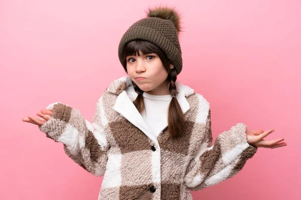 Pequena Menina Caucasiana Com Casaco Inverno Isolado Fundo Rosa Com — Fotografia de Stock