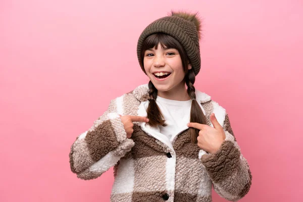 Liten Kaukasiska Flicka Med Vinter Jacka Isolerad Rosa Bakgrund Med — Stockfoto