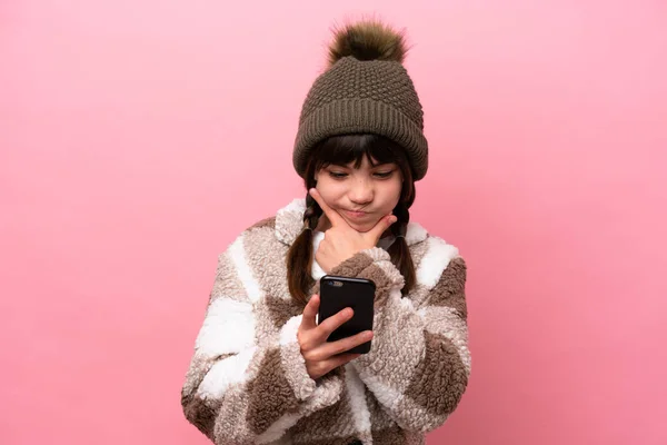 Liten Kaukasiska Flicka Med Vinter Jacka Isolerad Rosa Bakgrund Tänkande — Stockfoto