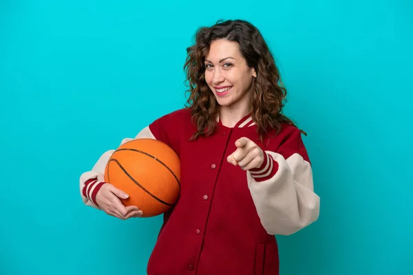 年轻的高加索篮球运动员女人 蓝底孤身一人 满脸喜色 — 图库照片