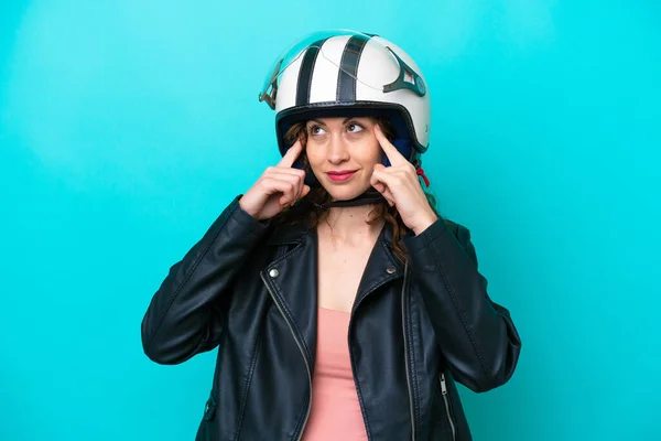 Mladá Běloška Žena Motocyklovou Přilbou Izolované Modrém Pozadí Pochybnostmi Myšlení — Stock fotografie