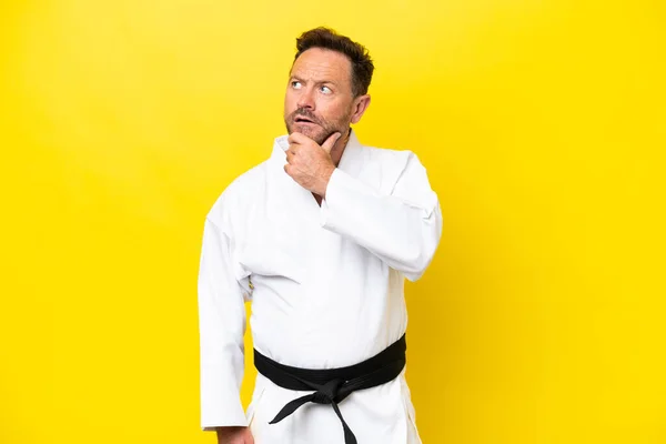 Hombre Caucásico Mediana Edad Haciendo Karate Aislado Sobre Fondo Amarillo — Foto de Stock