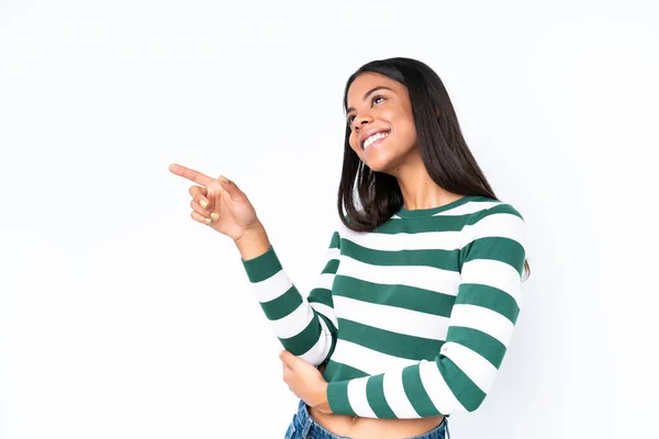 Молода Афроамериканська Жінка Ізольована Білому Фоні Вказує Пальцем Бік Представляє — стокове фото