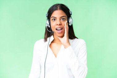 Tele pazarlamacı Afro-Amerikalı kadın izole edilmiş krom anahtar arka planda çalışan şaşırmış ve şok olmuş bir yüz ifadesiyle