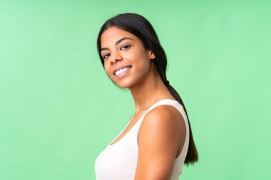 Tecrit edilmiş krom anahtar geçmişi olan genç bir kadın. Portre