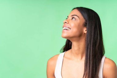 Tecrit edilmiş krom anahtar geçmişi olan genç bir kadın. Portre