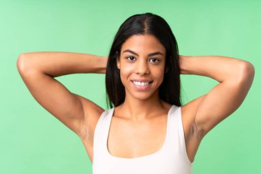 Tecrit edilmiş krom anahtar geçmişi olan genç bir kadın. Portre