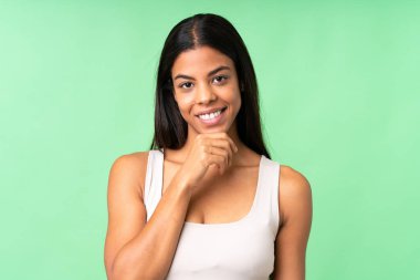 Tecrit edilmiş krom anahtar geçmişi olan genç bir kadın. Portre