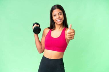 Genç Afrikalı Amerikalı kadın spor kadın halterci izole edilmiş krom anahtar arkaplan üzerinde halter yapıyor. Baş parmaklar yukarı çünkü iyi bir şey oldu.
