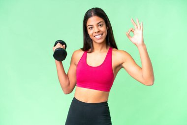 Genç Afrikalı Amerikalı kadın spor kadın halter yapıyor izole edilmiş krom anahtar arka planı üzerinde Tamam işareti parmaklarıyla