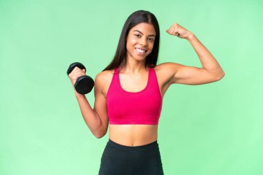 Genç Afrikalı Amerikalı kadın spor kadın halter yapıyor izole edilmiş krom anahtar arka plan üzerinde güçlü jest yapıyor