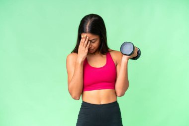 Genç Afrikalı Amerikalı kadın spor kadın halter yapıyor izole edilmiş krom anahtar arka planı üzerinde yorgun ve hasta bir ifadeyle