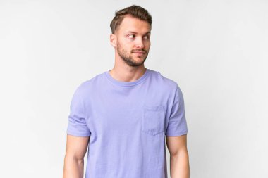 Soyutlanmış beyaz bir geçmişi olan yakışıklı beyaz bir adam şüpheli davranışlar sergiliyor.