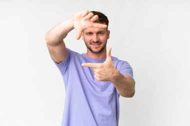 İzole edilmiş beyaz arka planda odaklanan yakışıklı beyaz bir adam. Çerçeve sembolü