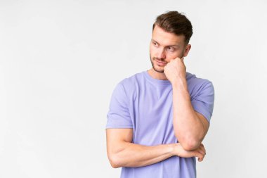 İzole edilmiş beyaz bir geçmişi olan, yorgun ve sıkılmış bir yüzü olan yakışıklı beyaz bir adam.