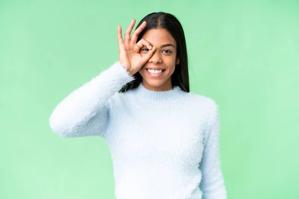 Молода Афро Американська Жінка Над Ізольованим Хроматичним Фоном Показує Порядку — стокове фото