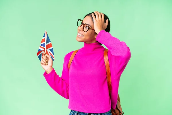 若いアフリカ系アメリカ人の女性は隔離されたクロマキーの背景に英国の旗を持っている多くの笑顔 — ストック写真
