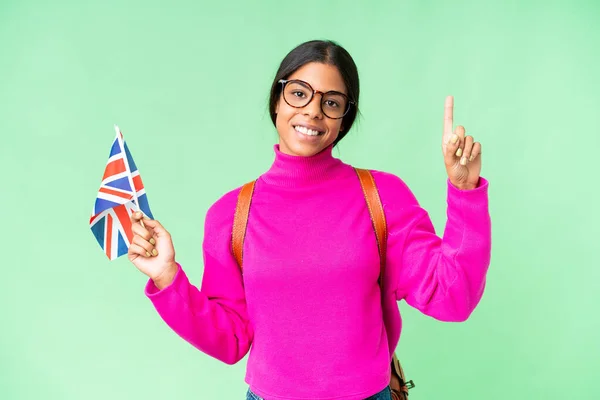 若いアフリカ系アメリカ人女性隔離されたクロマキーの上に英国の旗を持っている素晴らしいアイデアを指摘 — ストック写真