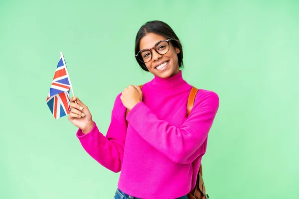 勝利を祝う孤立したクロマキーの背景に英国の旗を持っている若いアフリカ系アメリカ人女性 — ストック写真