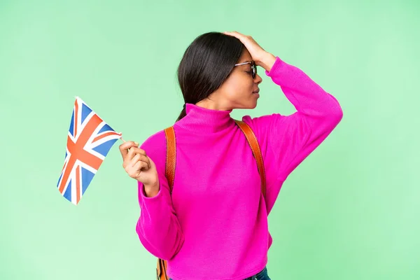 孤立したクロマキーの背景に英国の旗を持っている若いアフリカ系アメリカ人女性は何かを実現し 解決策を意図しています — ストック写真