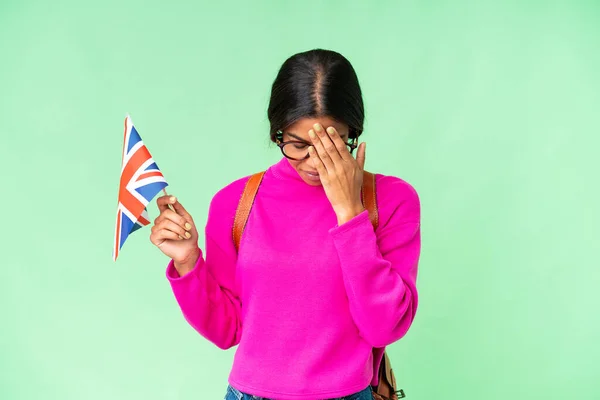 若いアフリカ系アメリカ人女性は疲れや病気の表情で孤立したクロマキーの背景に英国の旗を持っています — ストック写真