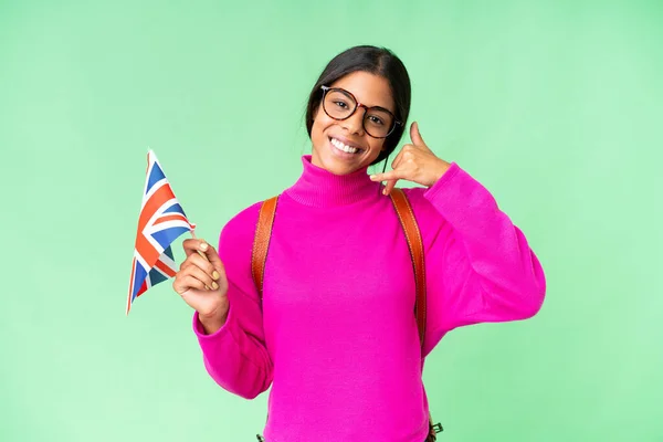 若いアフリカ系アメリカ人女性は 孤立したクロマキーの背景に英国の国旗を掲揚し 電話のジェスチャーをしている サインを呼んでくれ — ストック写真