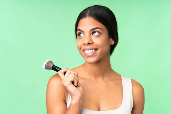 Mujer Joven Sobre Aislado Croma Clave Fondo Sosteniendo Cepillo Maquillaje — Foto de Stock