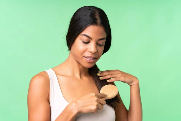 Mujer Joven Sobre Fondo Croma Clave Aislado Con Peine Pelo — Foto de Stock