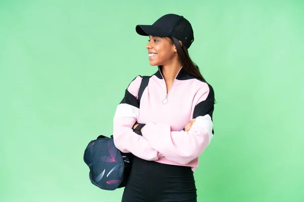年轻的非裔美籍体育女子 头戴运动包 背负孤立的彩色关键背景 — 图库照片