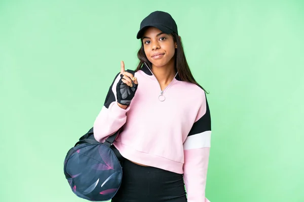 若いですスポーツアフリカ系アメリカ人女性とともにスポーツバッグ上の隔離されたクロマキー背景ポインティングとともにインデックス指素晴らしいアイデア — ストック写真