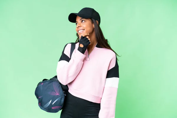 年轻的非裔美籍体育女子 头戴运动包 背负孤立的彩色关键背景 从侧面看 — 图库照片