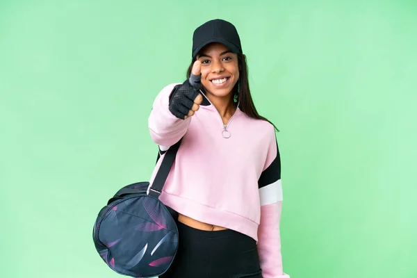 若いスポーツアフリカ系アメリカ人女性スポーツバッグ上の隔離されたクロマキーの背景に親指アップで何か良いことが起こっているので — ストック写真