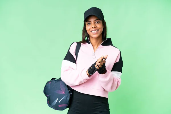 若いスポーツアフリカ系アメリカ人女性は 会議で発表した後に拍手孤立したクロマキーの背景にスポーツバッグと — ストック写真